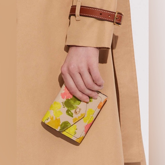 Coach Wyn Small Wallet With Floral Print - Picture 3 of 8